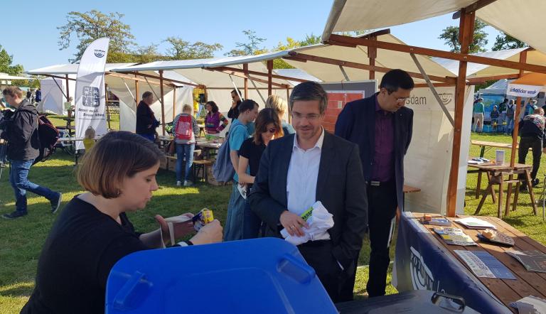 Was kommt alles in die Blaue Tonne für Papier und Pappe? OBM Mike Schubert am Stand der Landeshauptstadt beim Umweltfest.