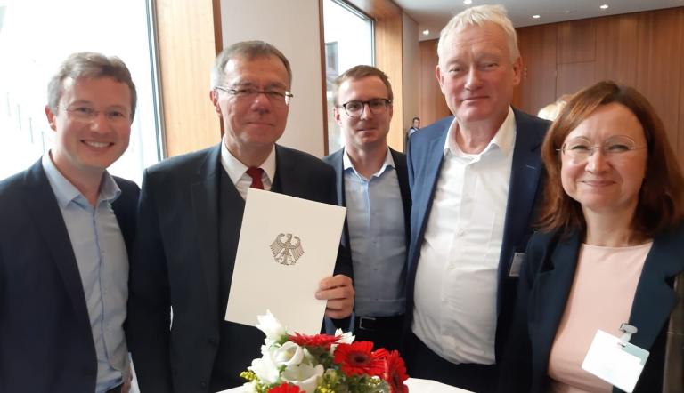 Harald Kümmel, Burkhard Exner, David Oberthür, Hubert Lakenbrink und Sandra Jacob bei der Vergabe der Urkunde. Foto Landeshauptstadt Potsdam Harald Kümmel, Burkhard Exner, David Oberthür, Hubert Lakenbrink und Sandra Jacob bei der Vergabe der Urkunde