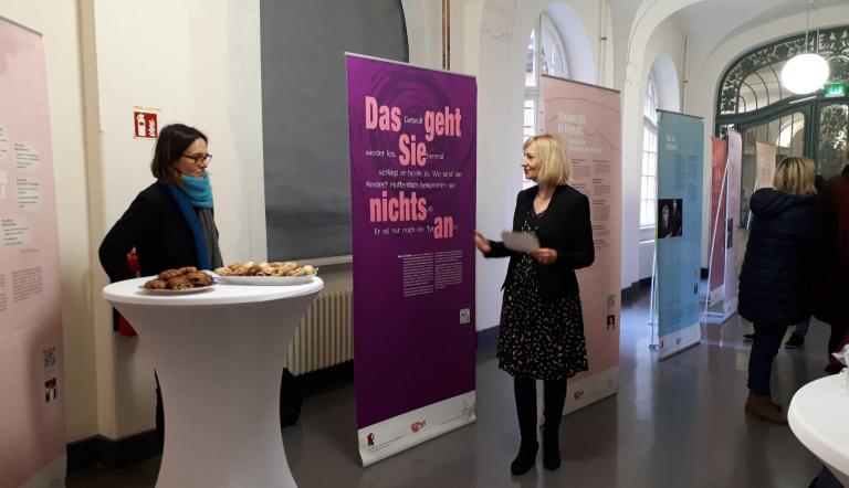 Martine Trauth eröffnet die Ausstellung „rosaROT“ im Rathaus Potsdam.
