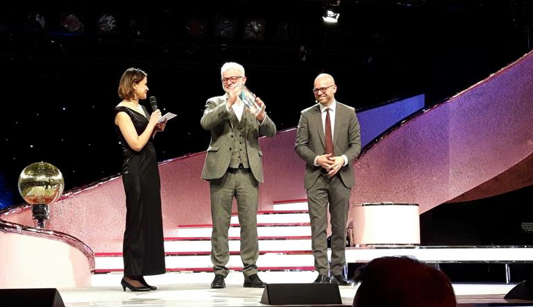 Dieter Jetschmanegg nimmt für die Landeshauptstadt Potsdam den "Innovation In Politics Award" für Menschenrechte für das Projekt "Städte Sicherer Häfen" entgegen.