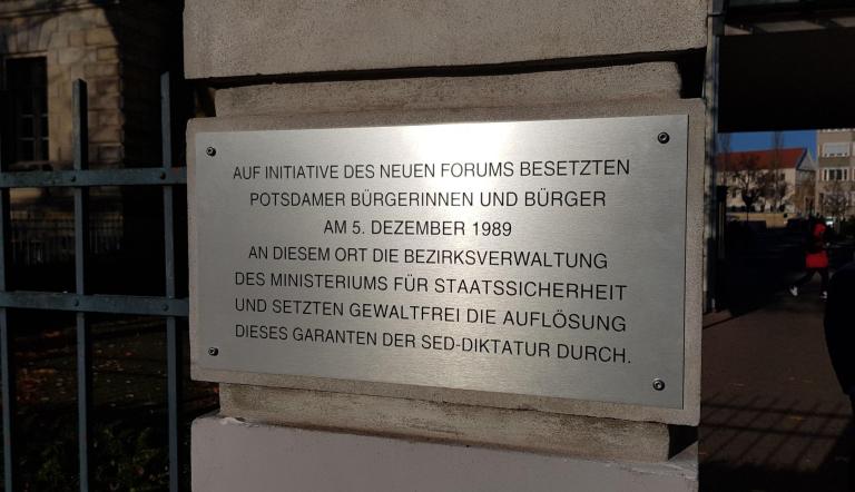 Die Gedenktafel erinnert an die Ereignisse vom 5. Dezember 1989.