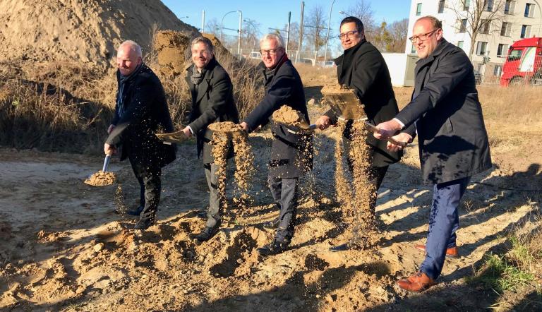 Bernd Rubelt, Beigeordneter für Stadtentwicklung, Bauen, Wirtschaft und Umwelt, Oberbürgermeister Mike Schubert, Guido Beermann, Minister für Infrastruktur und Landesplanung des Landes Brandenburg sowie Jörn-Michael Westphal und Bert Nicke, Geschäftsführer der ProPotsdam GmbH (v.l.) beim Spatenstich.