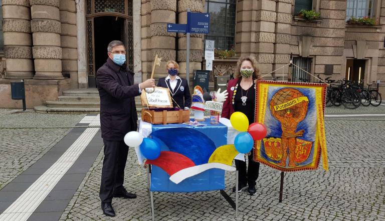 Oberbürgermeister Mike Schubert übergibt den Rathausschlüssel an die Potsdamer Karnevalsvereine. Foto Landeshauptstadt Potsdam/ Jan Brunzlow Oberbürgermeister Mike Schubert übergibt den Rathausschlüssel an die Potsdamer Karnevalsvereine
