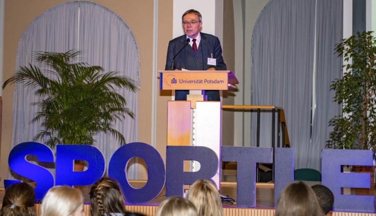 Potsdams Bürgermeister Burkhard Exner hat auf dem Sportler-Empfang 2020 der Universität Potsdam den Sportlerinnen und Sportlern der Uni zu ihren Erfolgen im vergangenen Jahr gratuliert.
