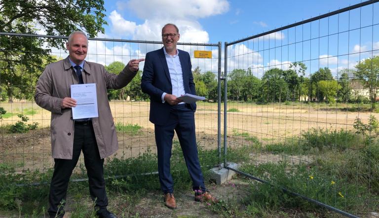 Bernd Rubelt und Bert Nicke informieren über den Fortschritt der Erschließungsarbeiten in der Heinrich-Mann-Allee. Foto Landeshauptstadt Potsdam/ Christine Homann Bernd Rubelt und Bert Nicke informieren über den Fortschritt der Erschließungsarbeiten in der Heinrich-Mann-Allee