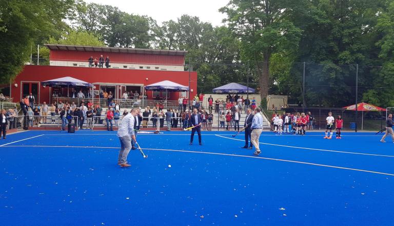 Blauer Belag für die Hockeyspieler der PSU 04 an der Templiner Straße.