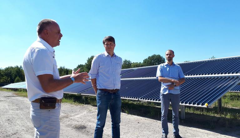Rainer Greifenhagen (EWP), Lars Schmäh und Christian Rohrbacher bei der Vorstellung des klimaberichts an der neuen Solarthermieanlage auf dem Gelände des ehemaligen Heizwerkes