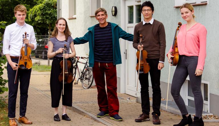 Annabell Schumacher, Judy Stockhausen, Robin Xu und Till Funk mit Guido Hammesfahr (Mitte). Annabell Schumacher, Judy Stockhausen, Robin Xu und Till Funk mit Guido Hammesfahr (Mitte).