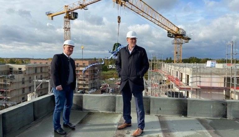 Bernd Rubelt und Bert Nicke beim Richtfest von Wohnbauten an der ehemaligen Tram-Wendeschleife Viereckremise