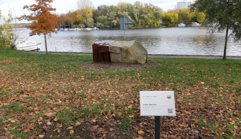 Die Skulptur "SeiTiGKeiTeN" von Volker Bartsch ergänzt den Potsdamer Skulpturenpfad.
