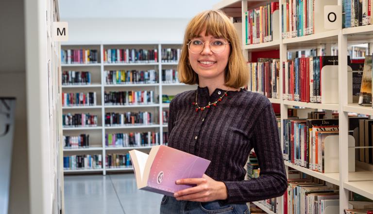 Fachangestellte für Medien- und Informationsdienste verwalten riesige Bibliotheks- und Archivbestände, beraten Besucher/innen und suchen Medien oder Informationen für sie heraus. Fachangestellte für Medien- und Informationsdienste verwalten riesige Bibliotheks- und Archivbestände, beraten Besucher/innen und suchen Medien oder Informationen für sie heraus.