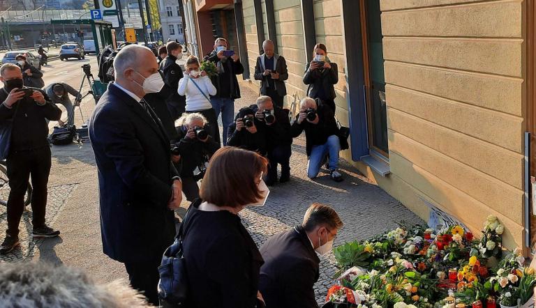 Dietmar Woidtke, Ursula Nonnemacher und Mike Schubert legten Blumen vor dem Thusnelda-von-Saldern-Haus in Potsdam-Babelsberg ab.