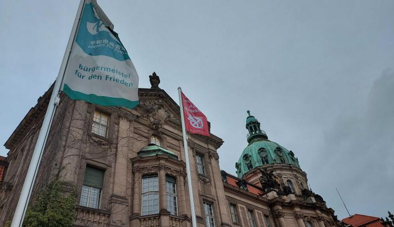 Flagge "Mayors for peace" vor dem Potsdamer Rathaus Flagge "Mayors for peace" vor dem Potsdamer Rathaus