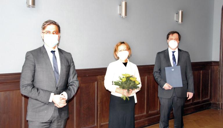Oberbürgermeister Mike Schubert mit dem neuen Antikorruptionsbeauftragten der Landeshauptstadt Potsdam René Gentsch und seiner Vorgängerin Petra Rademachernsbeauftragten 
