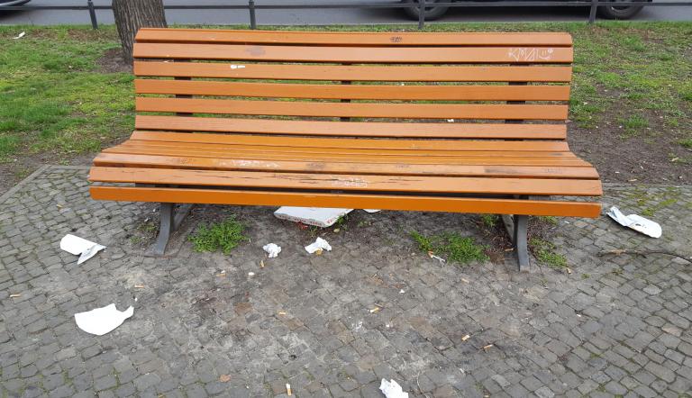 Achtlos liegengelassener Müll verschmutzt die städtischen Grün- und Freiflächen. Foto Landeshauptstadt Potsdam/ Dana Fiebig Achtlos liegengelassener Müll verschmutzt die städtischen Grün- und Freiflächen