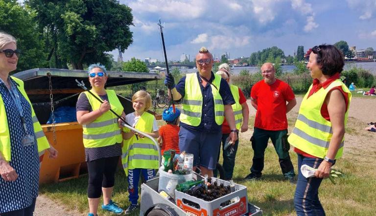 Insgesamt 112 Freiwillige sammelten vom 4. bis 6. Juni 2021 in Potsdams Welterbestätten 140 Säcke voller Müll. Insgesamt 112 Freiwillige sammelten vom 4. bis 6. Juni 2021 in Potsdams Welterbestätten 140 Säcke voller Müll.