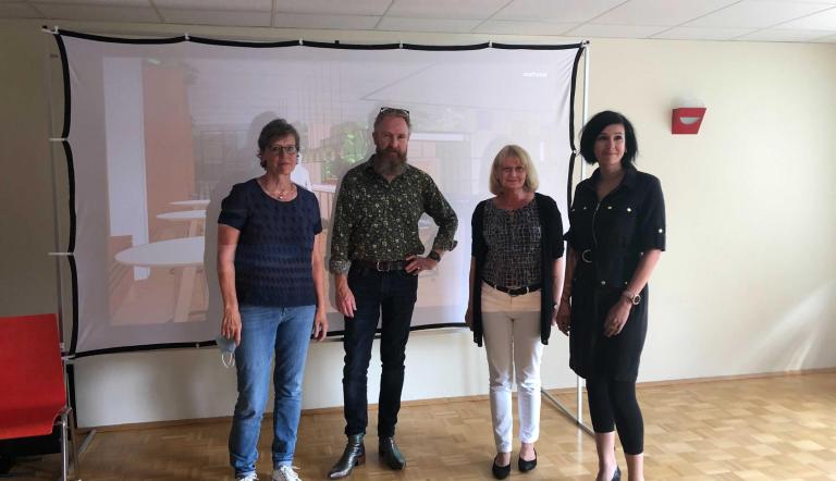 Die Entwürfe für die Stadtteilbibliothek Am Stern wurden vorgestellt. Im Bild: Kathrin Feldmann (Stadtkontor), Aat Vos (Architekt), Marion Mattekat und Noosha Aubel