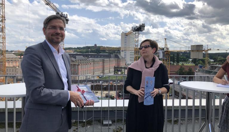 Oberbürgermeister Mike Schubert und die Geschäftsführerin des Sanierungsträgers Potsdam, Sigrun Rabbe, stellen den aktuellen Entwicklungsstand in der Potsdamer Mitte vor.