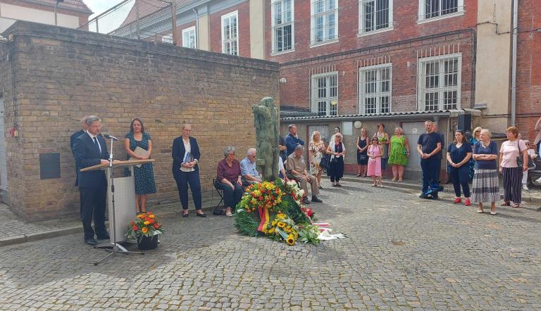 Oberbürgermeister Mike Schubert hält auf der zentralen Gedenkveranstaltung in der Gedenkstätte Lindenstraße zu 60 Jahren Mauerbau ein Grußwort