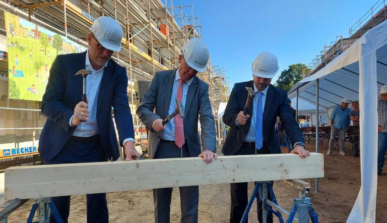Richtfest für nachhaltigen Wohnungsneubau in der Heinrich-Mann-Allee. Richtfest für nachhaltigen Wohnungsneubau in der Heinrich-Mann-Allee.
