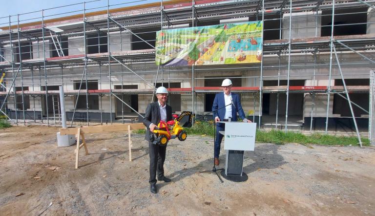 Mike Schubert und Bert Nicke bei Kita-Richtfest.