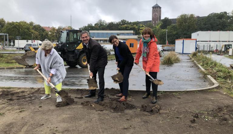 Spatenstich für attraktiven neuen Stadtplatz am Brauhausberg mit (v.l.n.r.) Ramona Löser-Fimmel, Stadtwerke-Projektmanagerin, Oberbürgermeister Mike Schubert, Paola Malavassi, Direktorin des Minsk, und Ute Sello, Geschäftsführerin der Bäderlandschaft Potsdam GmbH. Spatenstich für attraktiven neuen Stadtplatz am Brauhausberg mit (v.l.n.r.) Ramona Löser-Fimmel, Stadtwerke-Projektmanagerin, Oberbürgermeister Mike Schubert, Paola Malavassi, Direktorin des Minsk, und Ute Sello, Geschäftsführerin der Bäderlandschaft Potsdam GmbH.