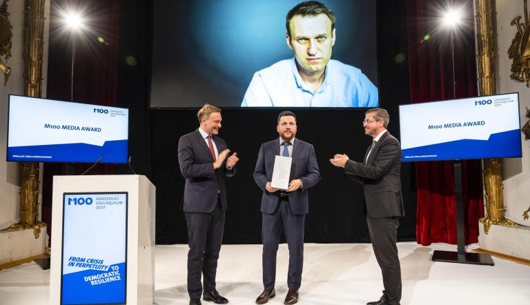 M100 Media Award wird durch Oberbürgermeister Mike Schubert und Christian Lindner an Alexej Nawalny bzw seinen Vertrauten Leoonid Wolkow verliehen.