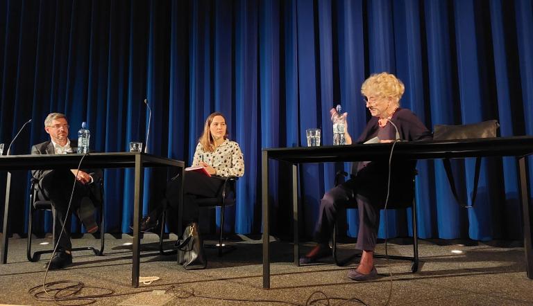 Oberbürgermeister Mike Schubert bei der Podiumsdiskussion zur Lesung „Europa versagt“ mit Dr. Malisa Zobel und der Autorin Prof. Gesine Schwan. Oberbürgermeister Mike Schubert bei der Podiumsdiskussion zur Lesung „Europa versagt“ mit Dr. Malisa Zobel und der Autorin Prof. Gesine Schwan.