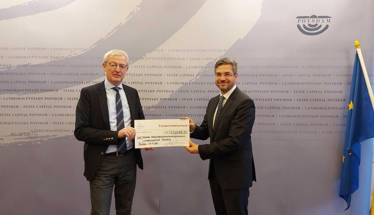 Oberbürgermeister Mike Schubert hat am Dienstag mehrere Förderbescheide für die weitere Stadtentwicklung der Landeshauptstadt von Infrastrukturminister Guido Beermann entgegengenommen.
