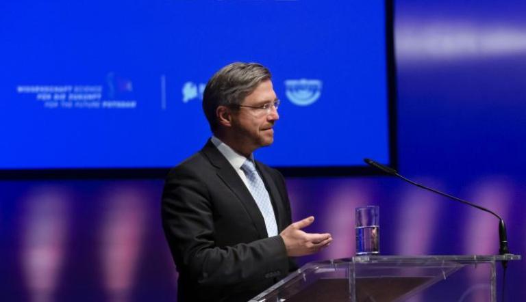 Oberbürgermeister Mike Schubert verleiht auf dem Einsteintag 2021 den 15. Potsdamer Nachwuchswissenschafts-Preis an Dr. Jan Nitzbon ( Oberbürgermeister Mike Schubert verleiht auf dem Einsteintag 2021 den 15. Potsdamer Nachwuchswissenschafts-Preis an Dr. Jan Nitzbon