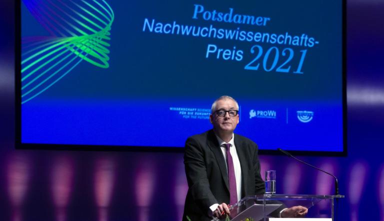 Prof. Dr. Bernhard Diekmann, Forschungsstellenleiter des AWI, hält die Laudatio bei der Verleihung des 15. Potsdamer Nachwuchswissenschafts-Preis an Dr. Jan Nitzbon