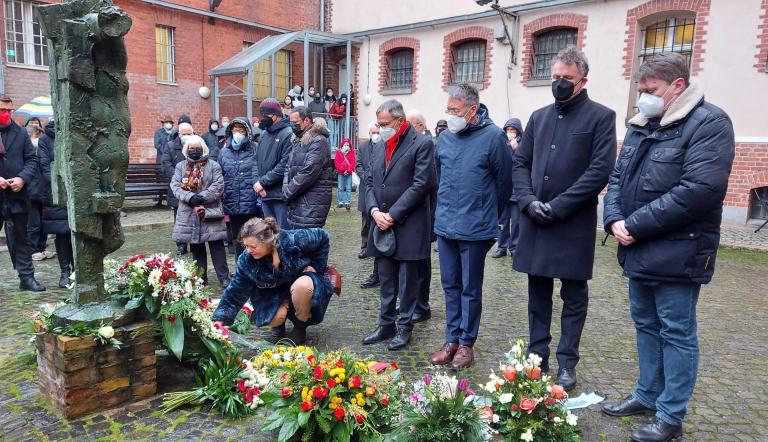 Bürgermeister Burkhard Exner und Vertreter*innen aus Verwaltung und Politik auf der Veranstaltung in der Gedenkstätte Lindenstraße.