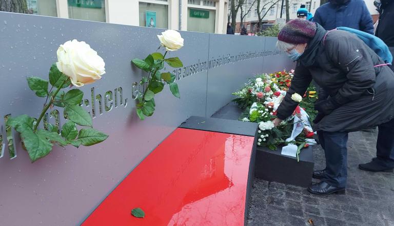 Öffentliche Gedenkveranstaltung auf dem Willi-Frohwein-Platz, auf der die Bildungsbeigeordnete Noosha Aubel ein Grußwort hielt. Öffentliche Gedenkveranstaltung auf dem Willi-Frohwein-Platz, auf der die Bildungsbeigeordnete Noosha Aubel ein Grußwort hielt.