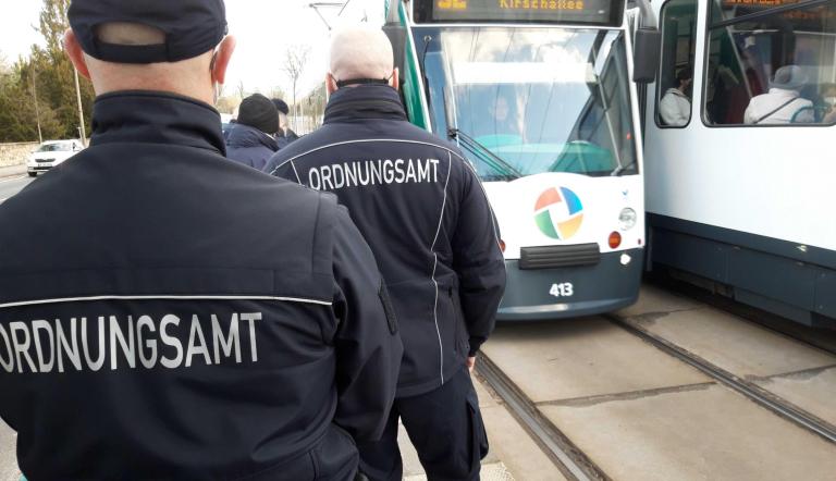 Am Kontrolltag überprüften die Kolleg*innen des Ordnungsamtes die Einhaltung der Maskenpflicht und der 3G-Regeln in Bussen und Bahnen. Am Kontrolltag überprüften die Kolleg*innen des Ordnungsamtes die Einhaltung der Maskenpflicht und der 3G-Regeln in Bussen und Bahnen.