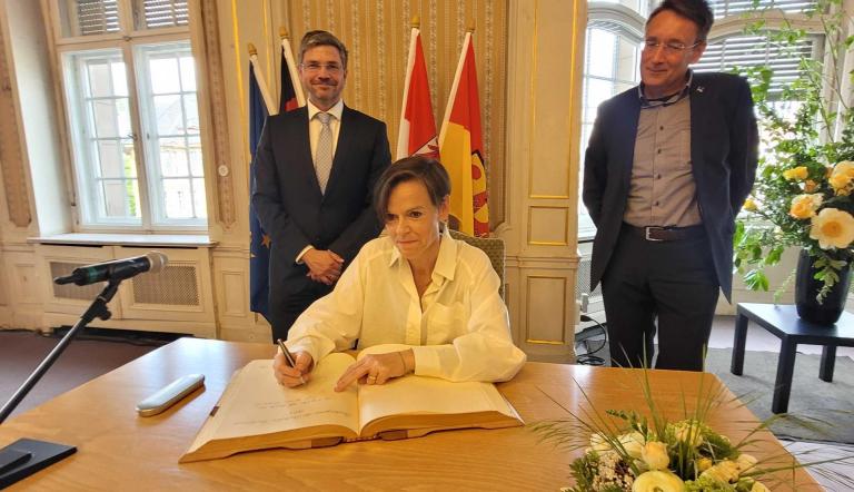 Antje Rávik Strubel trägt sich in das Goldene Buch der Landeshauptstadt Potsdam ein (link Mike Schubert, recht Pete Heuer). Foto LHP/Jan Brunzlow Antje Rávik Strubel trägt sich in das Goldene Buch der Landeshauptstadt Potsdam ein