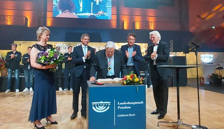 Harry Volbert trägt sich in das Goldene Buch der Landeshauptstadt Potsdam ein. Foto LHP/Jan Brunzlow Harry Volbert trägt sich in das Goldene Buch der Landeshauptstadt Potsdam ein