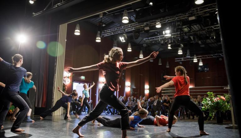 inklusive Zirkusprojekt des Circus Montelino Mädchen von dem inklusive Zirkusprojekt des Circus Montelino tanzen auf der Bühne