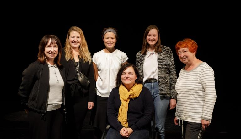 Team des Büros für Chancengleichheit und Vielfalt (von links nach rechts: Koordinatorin für Kinder und Jugendinteressen: Stefanie Buhr, Beauftragte für Migration und Integration: Dr. Amanda Palenberg, Beauftragte für Menschen mit Behinderung: Dr. Tina Denninger, Nicole des Jardin, Praktikantin: Emely Green, Maja Hildebrandt)  (© Gordon Welters) 