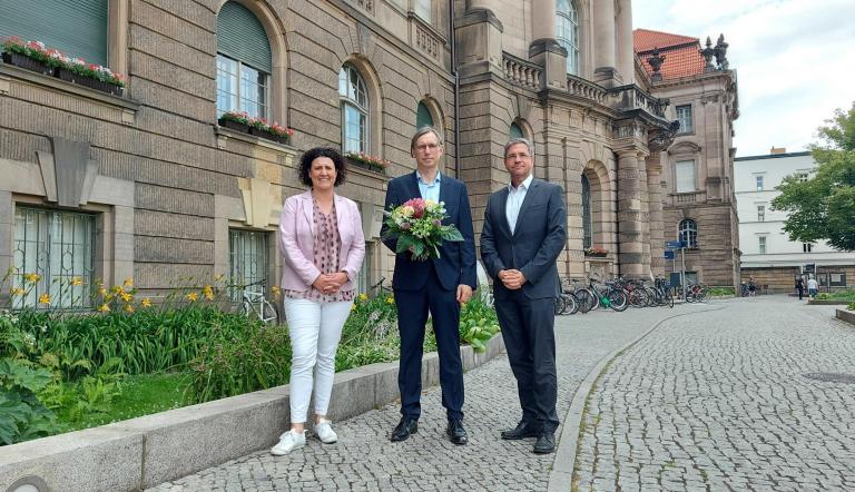 Karsten Lauber (Mitte) wurde am Montag von den Stadtverordneten zum neuen Fachbereichsleiter bestellt. Die Beigeordnete Brigitte Meier und Oberbürgermeiser Mike Schubert freuen sich auf die Zusammenarbeit. Karsten Lauber (Mitte) wurde am Montag von den Stadtverordneten zum neuen Fachbereichsleiter bestellt. Die Beigeordnete Brigitte Meier und Oberbürgermeiser Mike Schubert freuen sich auf die Zusammenarbeit.