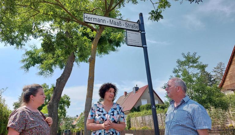 Brigitte Meier präsentierte das neue Zusatz-Straßenschild für Hermann Maaß gemeinsam mit Dr. Uwe Klett von der Geschichtswerkstatt Rotes Nowawes. Brigitte Meier präsentierte das neue Zusatz-Straßenschild für Hermann Maaß gemeinsam mit Dr. Uwe Klett von der Geschichtswerkstatt Rotes Nowawes.