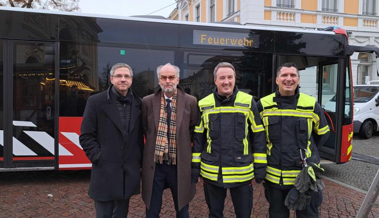 Zum bundesweiten Warntag 2022 informiert die Feuerwehr Potsdam am Brandenburger Tor zum Thema Bevölkerungswarnung. Foto: Landeshauptstadt Potsdam/ Uta Schulz