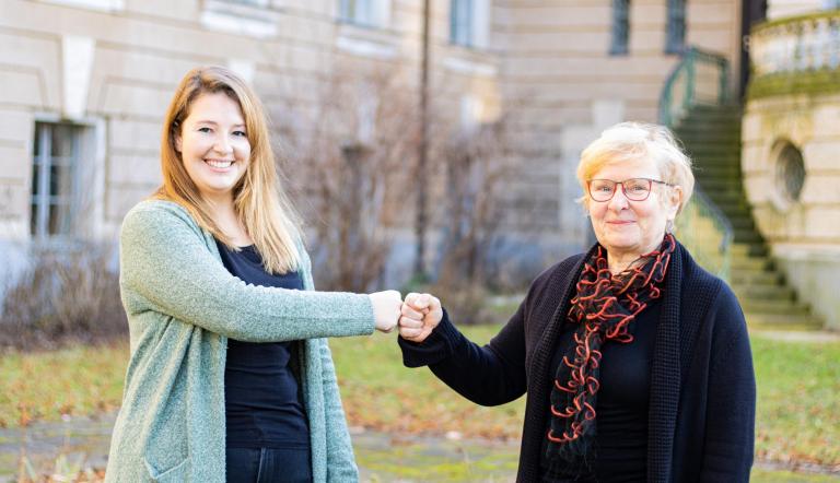 Dr. Amanda Palenberg (links) übernimmt die Position als Integrationsbeauftragte von Magdolna Grasnick (re). Foto LHP/Robert Schnabel Dr. Amanda Palenberg (links) übernimmt die Position als Integrationsbeauftragte von Magdolna Grasnick (re)