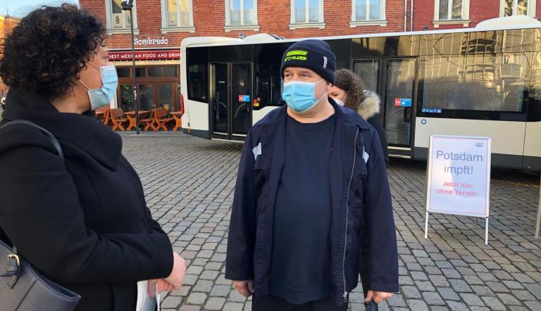 Die Beigeordnete Brigitte Meier bei der Eröffnung des Impfbusses im Gespräch mit Mitarbeitern. Foto: Landeshauptstadt Potsdam, Christine Homann