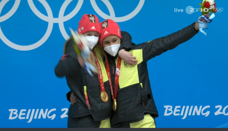 Deborah Levi (rechts), die Anschieberin von Goldpilotin Laura Nolte raste mit dem Zweierbob zu Bahnrekord und Goldmedaille. Foto ZDF livescreen Deborah Levi (rechts), die Anschieberin von Goldpilotin Laura Nolte raste mit dem Zweierbob zu Bahnrekord und Goldmedaille