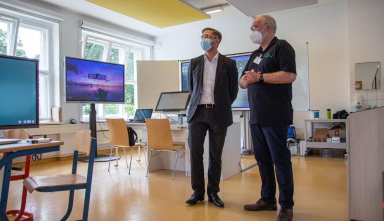 Oberbürgermeister Mike Schubert besucht im August 2021 den „Showroom Digitale Displays“ im Treffpunkt Freizeit Potsdam. Oberbürgermeister Mike Schubert besucht im August 2021 den „Showroom Digitale Displays“ im Treffpunkt Freizeit Potsdam.