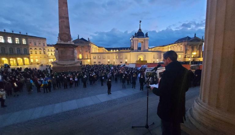 Oberbügermeister Mike Schubert hält eine Rede auf der Friedensdemo auf dem Alten Markt.