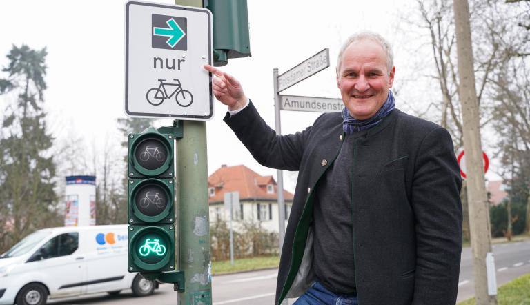 Erstes Grünpfeilschild für Radfahrer in Potsdam Erstes Grünpfeilschild für Radfahrer in Potsdam