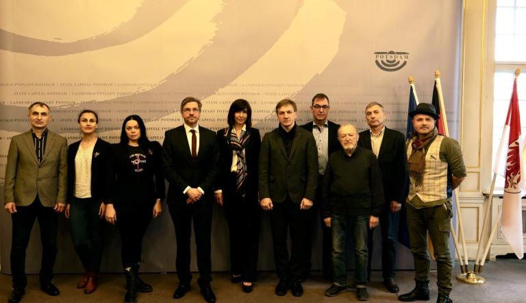 Oberbürgermeister Mike Schubert mit Vertretern der russischen und ukrainischen Bevölkerung in Potsdam.