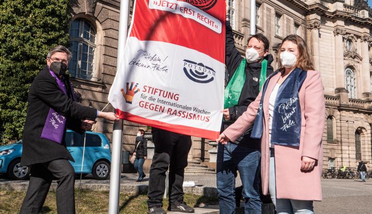 Mit Beginn der Internationalen Wochen gegen Rassismus wurde am Montag, den 14. März 2022 vor dem Potsdamer Rathaus die Flagge der Internationalen Wochen gehisst. Foto LHP/Robert Schnabel Mit Beginn der Internationalen Wochen gegen Rassismus wurde am Montag, den 14. März 2022 vor dem Potsdamer Rathaus die Flagge der Internationalen Wochen gehisst