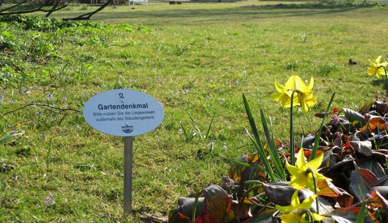 Rasenschild Gartendenkmal auf der Freundschaftsinsel.